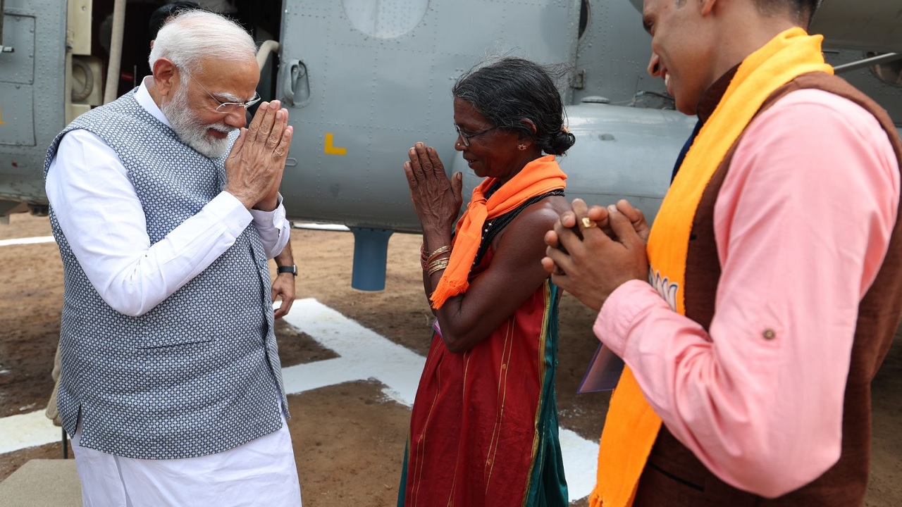 Lok Sabha Elections 2024 LIVE: PM Modi met Mohini Gowda, a fruit seller from Ankola, during his recent visit to Sirsi in Karnataka