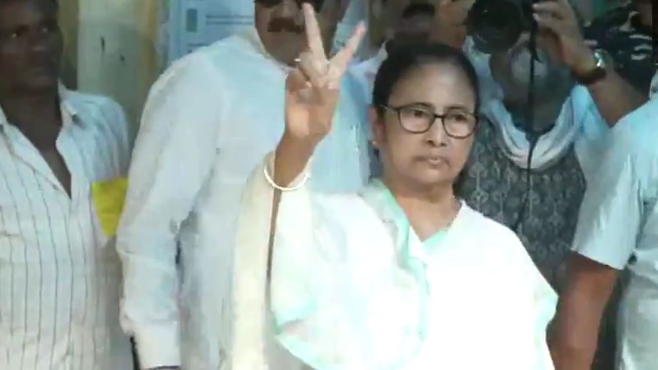 Lok Sabha Elections 2024: West Bengal CM Mamata Banerjee casts her vote
