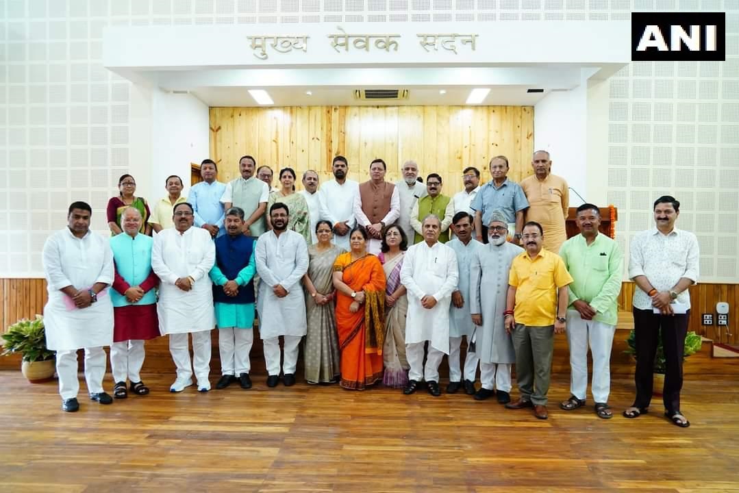 <p><strong>Uttarakhand News LIVE: CM Pushkar Singh Dhami  held a meeting with various departments </strong><br />
Uttarakhand CM Pushkar Singh Dhami today held a meeting with the persons of various departments in the Uttarakhand government in the Mukhya Sewak Sadan of CM residence and discussed various topics related to the development of the state. On this occasion, CM Dhami said that the responsible persons act as a bridge between the government and the public, all of you have an important role in realizing the resolve of prosperity with public participation.</p>